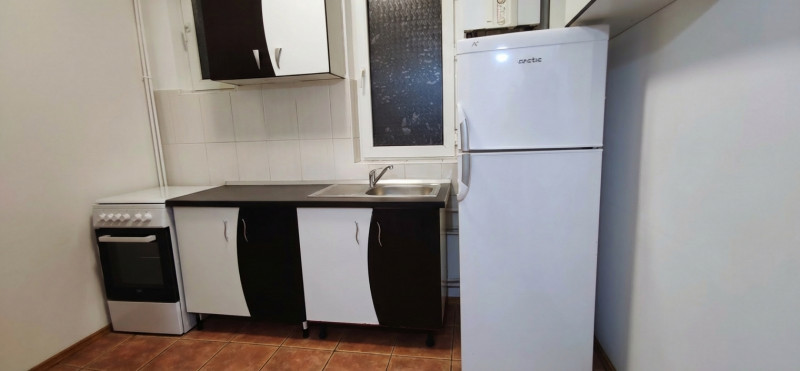 VAND APARTAMENT  DOUA CAMERE CU INTRĂRI SEPARATE 