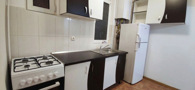VAND APARTAMENT  DOUA CAMERE CU INTRĂRI SEPARATE 
