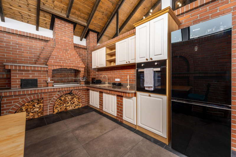 Vanzare - investitie la cheie - pensiune Voronet 8 camere 2023 - totul nou!