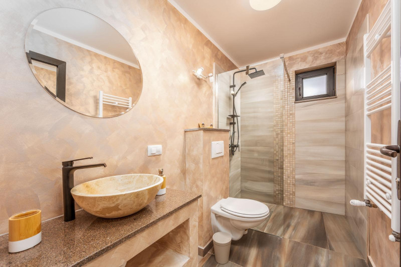 Vanzare - investitie la cheie - pensiune Voronet 8 camere 2023 - totul nou!