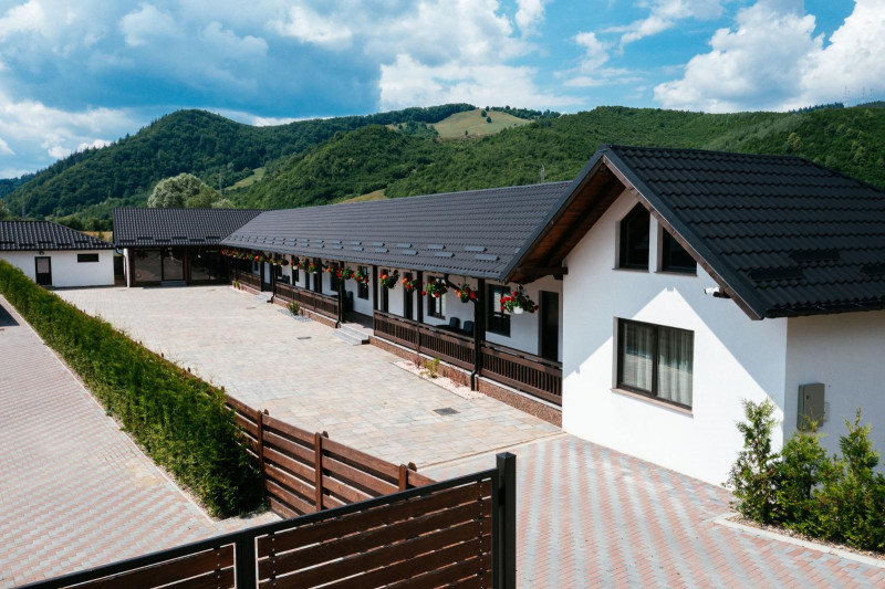 Vanzare - investitie la cheie - pensiune Voronet 8 camere 2023 - totul nou!