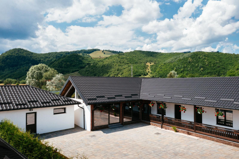 Vanzare - investitie la cheie - pensiune Voronet 8 camere 2023 - totul nou!