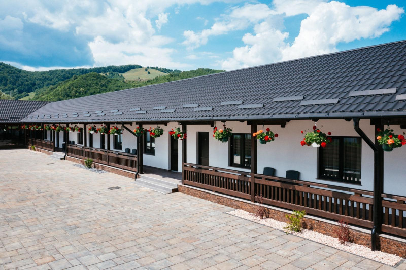 Vanzare - investitie la cheie - pensiune Voronet 8 camere 2023 - totul nou!