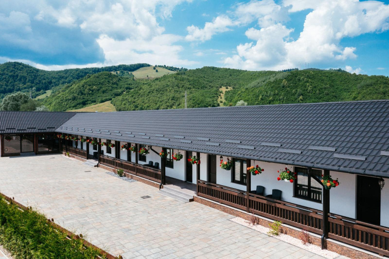 Vanzare - investitie la cheie - pensiune Voronet 8 camere 2023 - totul nou!