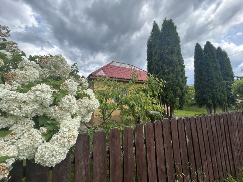 VAND  3120 MP TEREN CU CASUTA , SURDESTI BREAZA