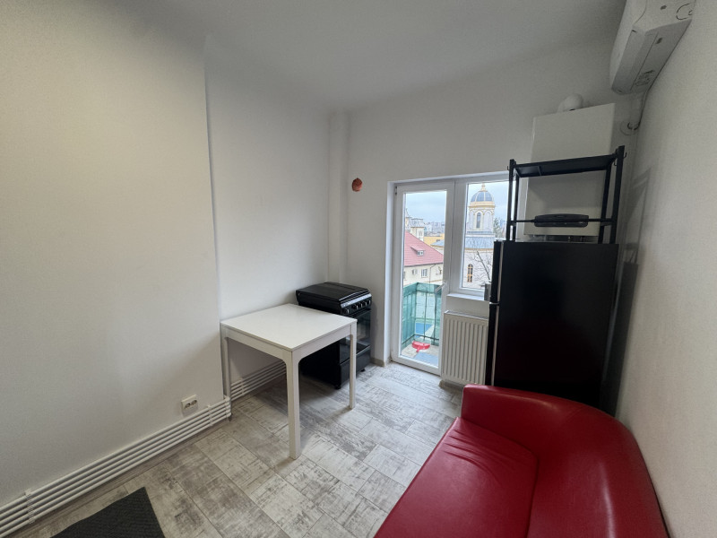 Garsoniera de pe strada Visinilor