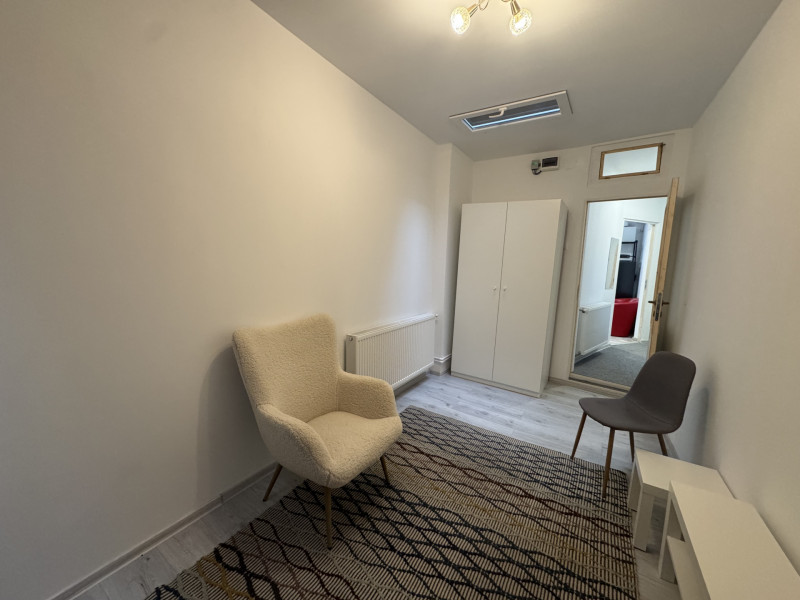 Garsoniera de pe strada Visinilor