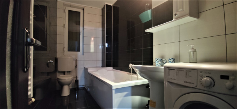 VAND APARTAMENT  DOUA CAMERE CU INTRĂRI SEPARATE 