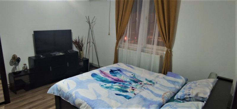VAND APARTAMENT  DOUA CAMERE CU INTRĂRI SEPARATE 