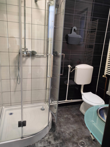 VAND APARTAMENT  DOUA CAMERE CU INTRĂRI SEPARATE 