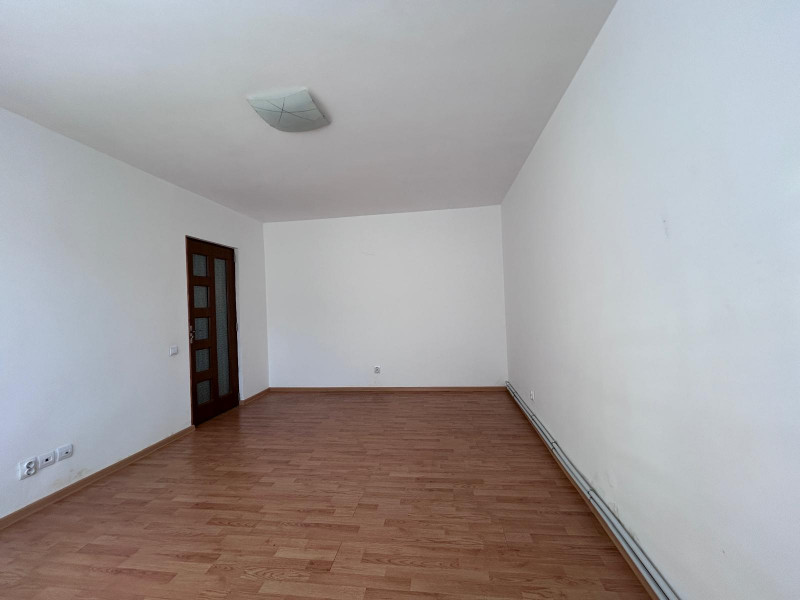 VANZARE BIROURI, CABINET, SALON, ÎN ȘASE CAMERE CU MULTIPLE DEPENDINȚE