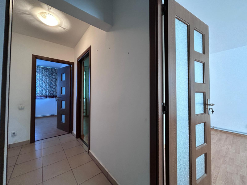 VANZARE BIROURI, CABINET, SALON, ÎN ȘASE CAMERE CU MULTIPLE DEPENDINȚE