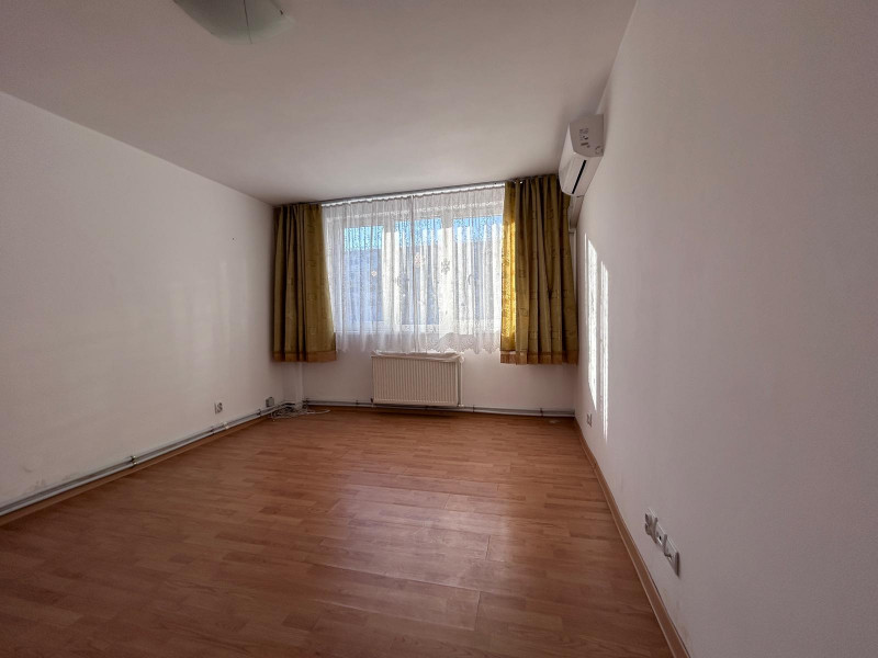 VANZARE BIROURI, CABINET, SALON, ÎN ȘASE CAMERE CU MULTIPLE DEPENDINȚE