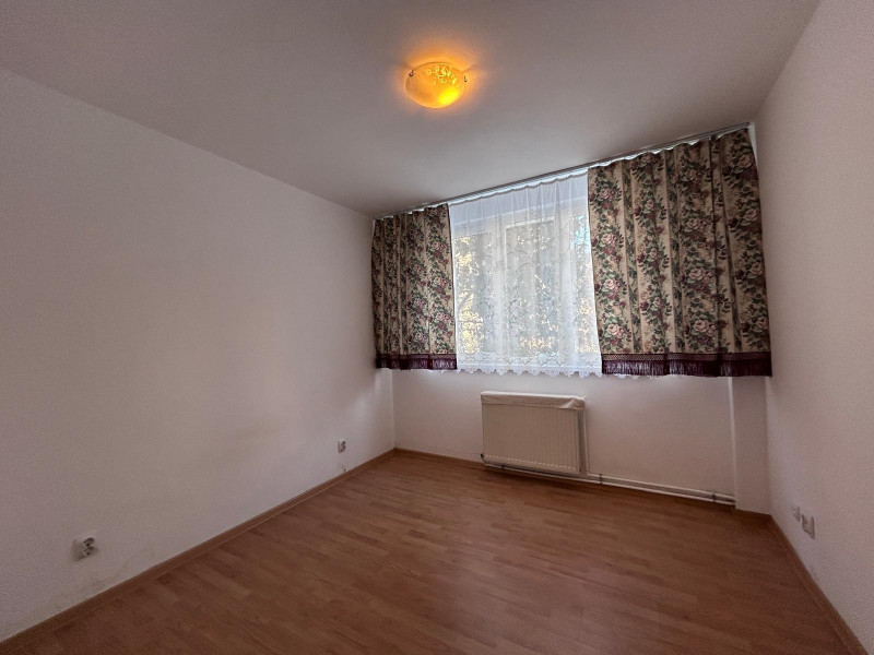 VANZARE BIROURI, CABINET, SALON, ÎN ȘASE CAMERE CU MULTIPLE DEPENDINȚE