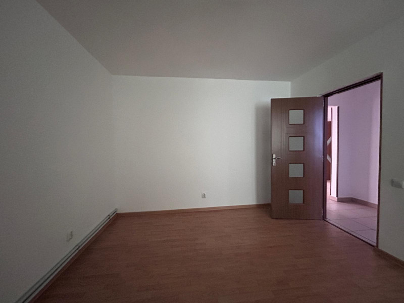 VANZARE BIROURI, CABINET, SALON, ÎN ȘASE CAMERE CU MULTIPLE DEPENDINȚE