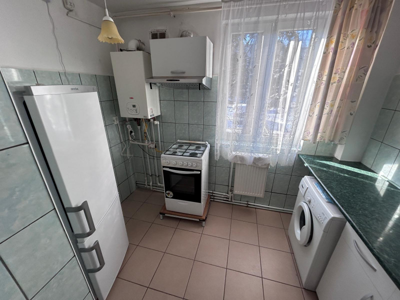 VANZARE BIROURI, CABINET, SALON, ÎN ȘASE CAMERE CU MULTIPLE DEPENDINȚE