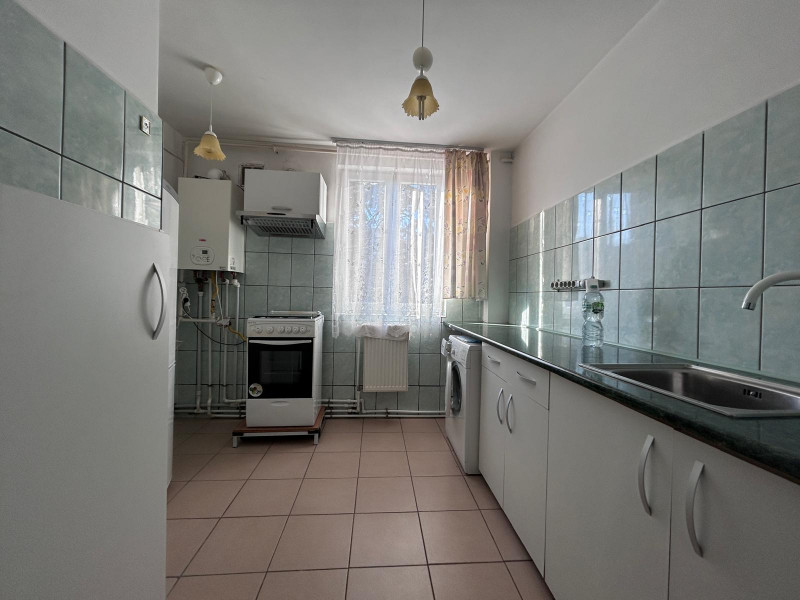 VANZARE BIROURI, CABINET, SALON, ÎN ȘASE CAMERE CU MULTIPLE DEPENDINȚE