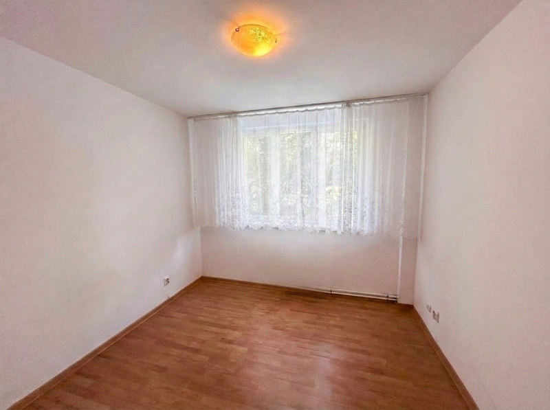 VANZARE BIROURI, CABINET, SALON, ÎN ȘASE CAMERE CU MULTIPLE DEPENDINȚE