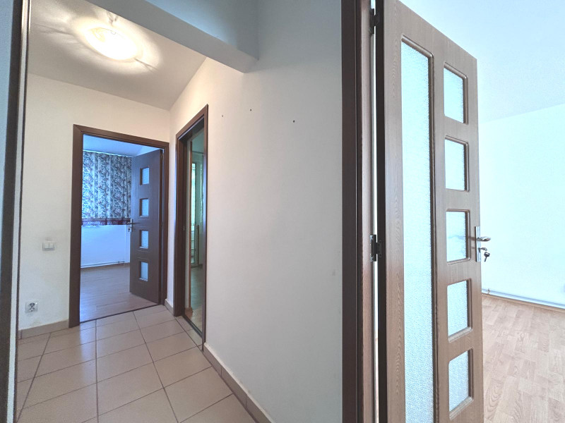 VANZARE BIROURI, CABINET, SALON, ÎN ȘASE CAMERE CU MULTIPLE DEPENDINȚE