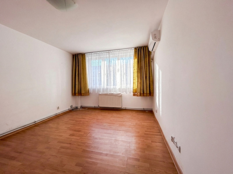 VANZARE BIROURI, CABINET, SALON, ÎN ȘASE CAMERE CU MULTIPLE DEPENDINȚE