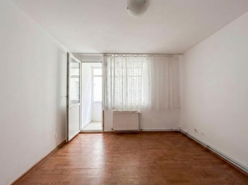 VANZARE BIROURI, CABINET, SALON, ÎN ȘASE CAMERE CU MULTIPLE DEPENDINȚE