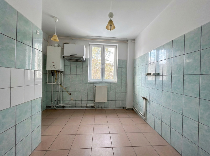 VANZARE BIROURI, CABINET, SALON, ÎN ȘASE CAMERE CU MULTIPLE DEPENDINȚE