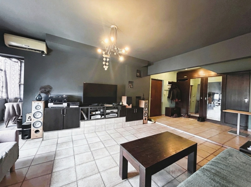 Vând apartament boem, într-un bloc ca un refren