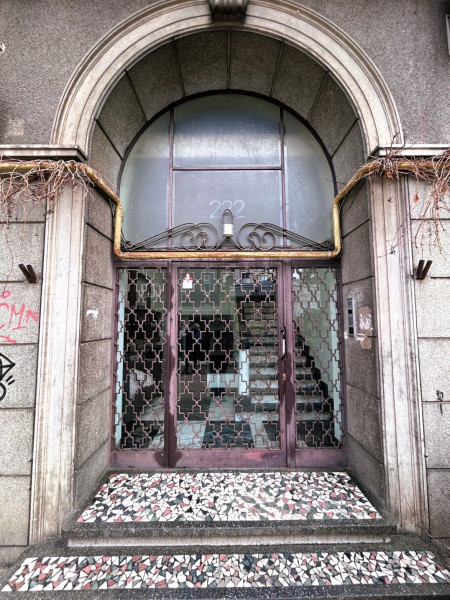 Vând apartament boem, într-un bloc ca un refren