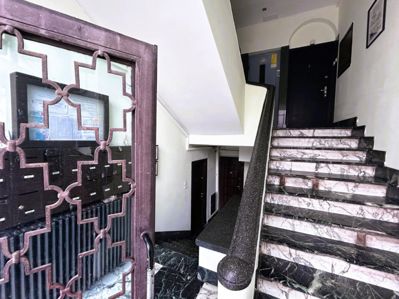 Vând apartament boem, într-un bloc ca un refren