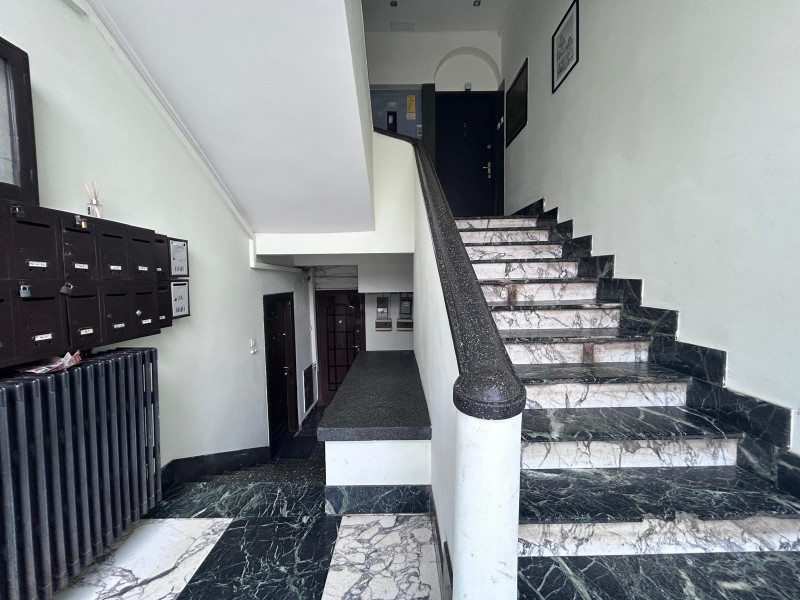 Vând apartament boem, într-un bloc ca un refren