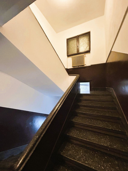 Vând apartament boem, într-un bloc ca un refren