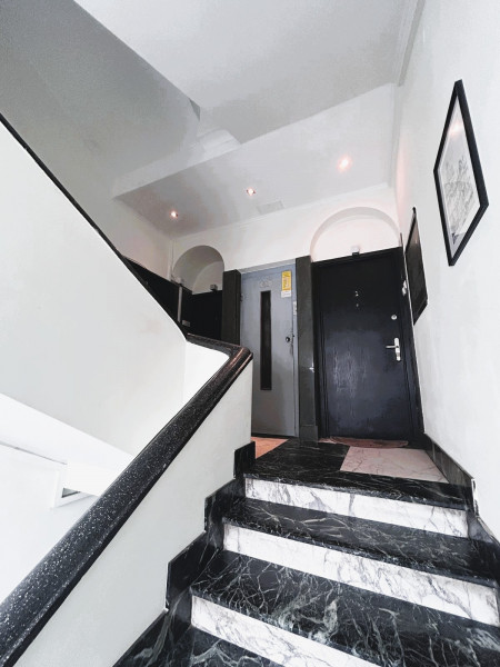 Vând apartament boem, într-un bloc ca un refren