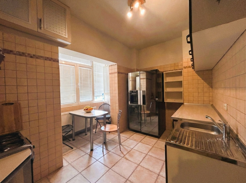 Vând apartament boem, într-un bloc ca un refren