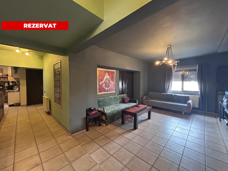 Vând apartament boem, într-un bloc ca un refren
