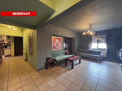 Vând apartament boem, într-un bloc ca un refren