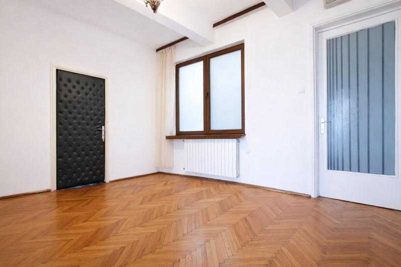 Bd. Carol I Apartament elegant cu proporții generoase și potențial de redefinire