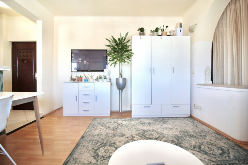 DOROBANTI, CAPITALE- LONDRA, STUDIO COCHET, MOBILAT COMPLET! 