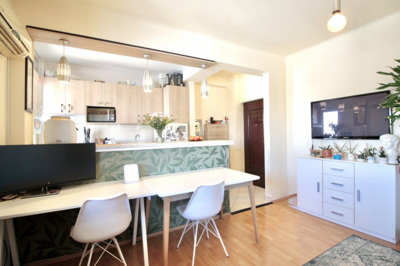 DOROBANTI, CAPITALE- LONDRA, STUDIO COCHET, MOBILAT COMPLET! 