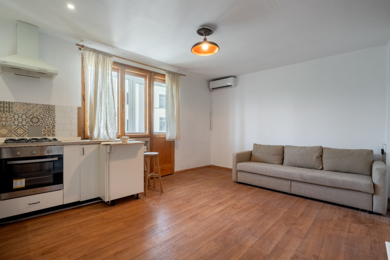 Vânzare garsonieră piata Victoriei