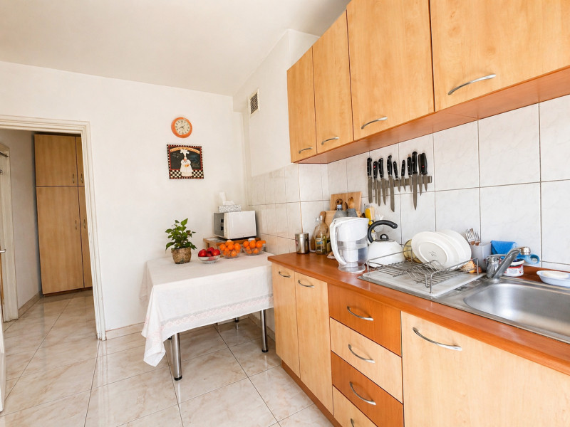 AICI NU SE VINDE, SE CONCUREAZĂ!