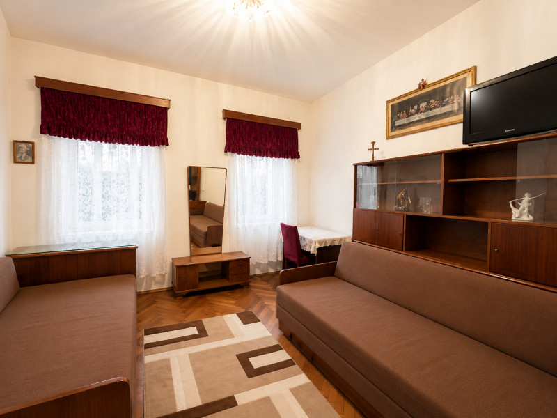 Apartament 5 camere Armenesc - Corbeni