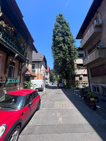 PIATA UNIRII, intr-un cartier de case si vile, ferit de aglomerația urbană