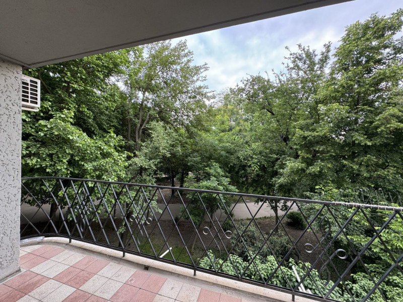 Apartament fermecator cu vedere in parcul Cismigiu