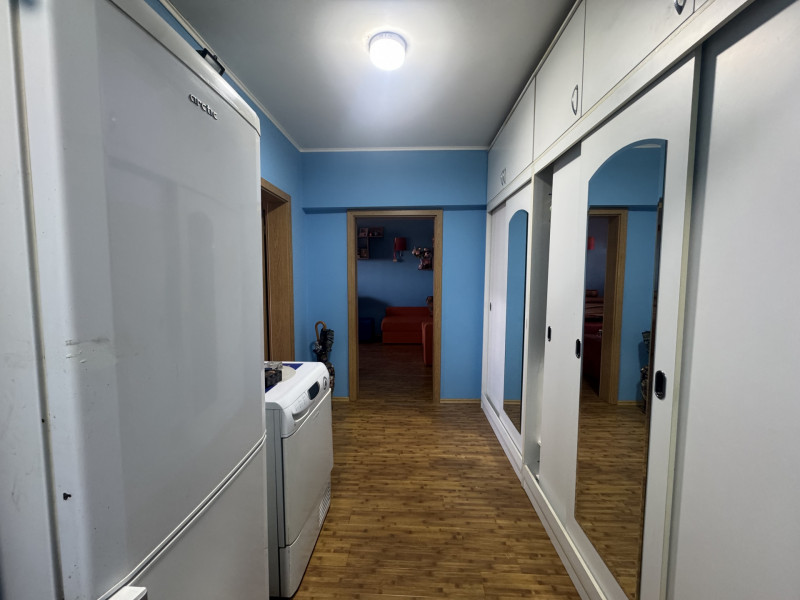 Închiriere 2 camere decomandat Piața Bobocica