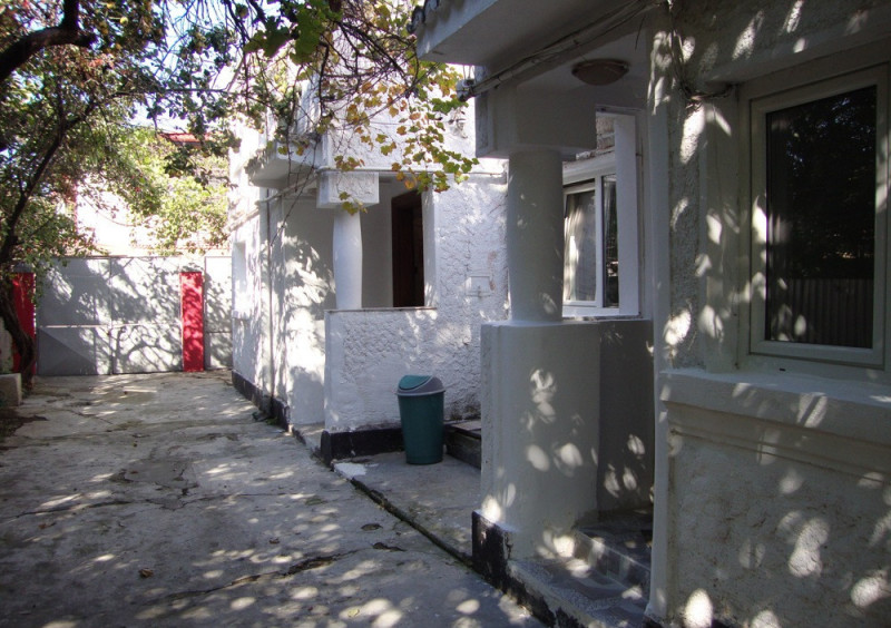 DRUMUL SĂRII Casă din 1941, cu curte proprie și CINCI intrări separate