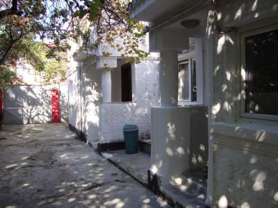 DRUMUL SĂRII Casă din 1941, cu curte proprie și CINCI intrări separate