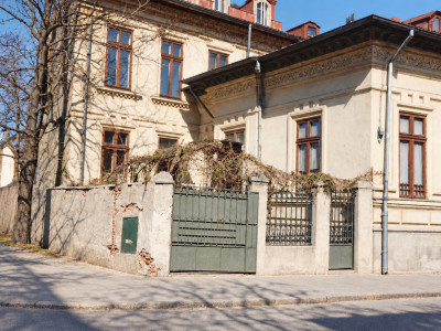 O casă care merită redescoperită, curte privata, garaj