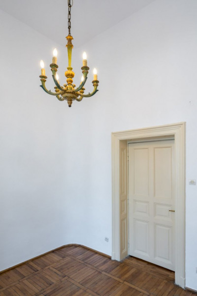 Apartament 5 camere in cladire istorica, zona Mantuleasa 