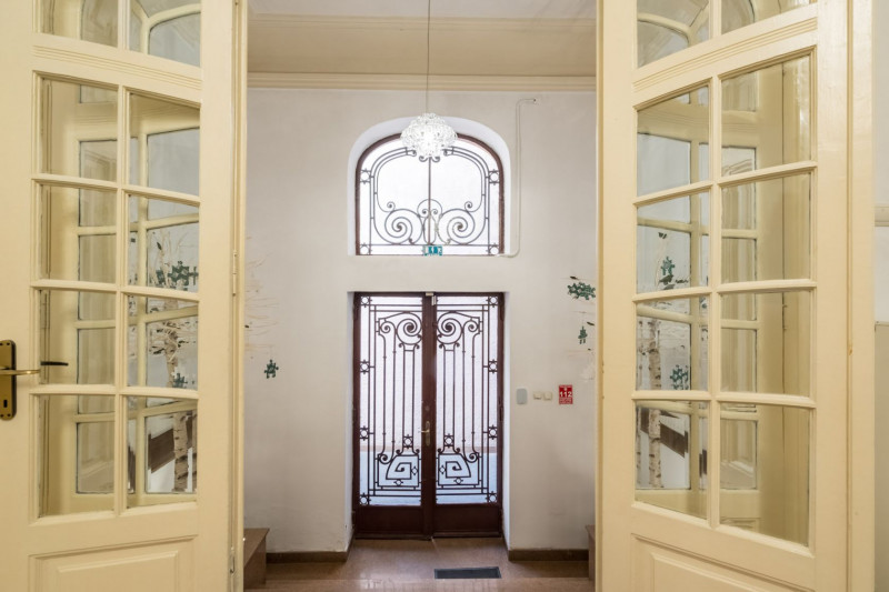 Remarcabila cladire de birouri langa Cismigiu