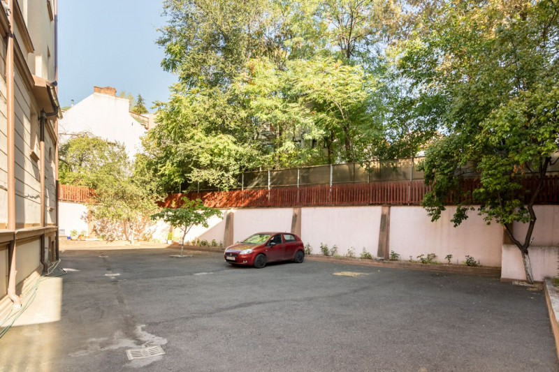 Remarcabila cladire de birouri langa Cismigiu